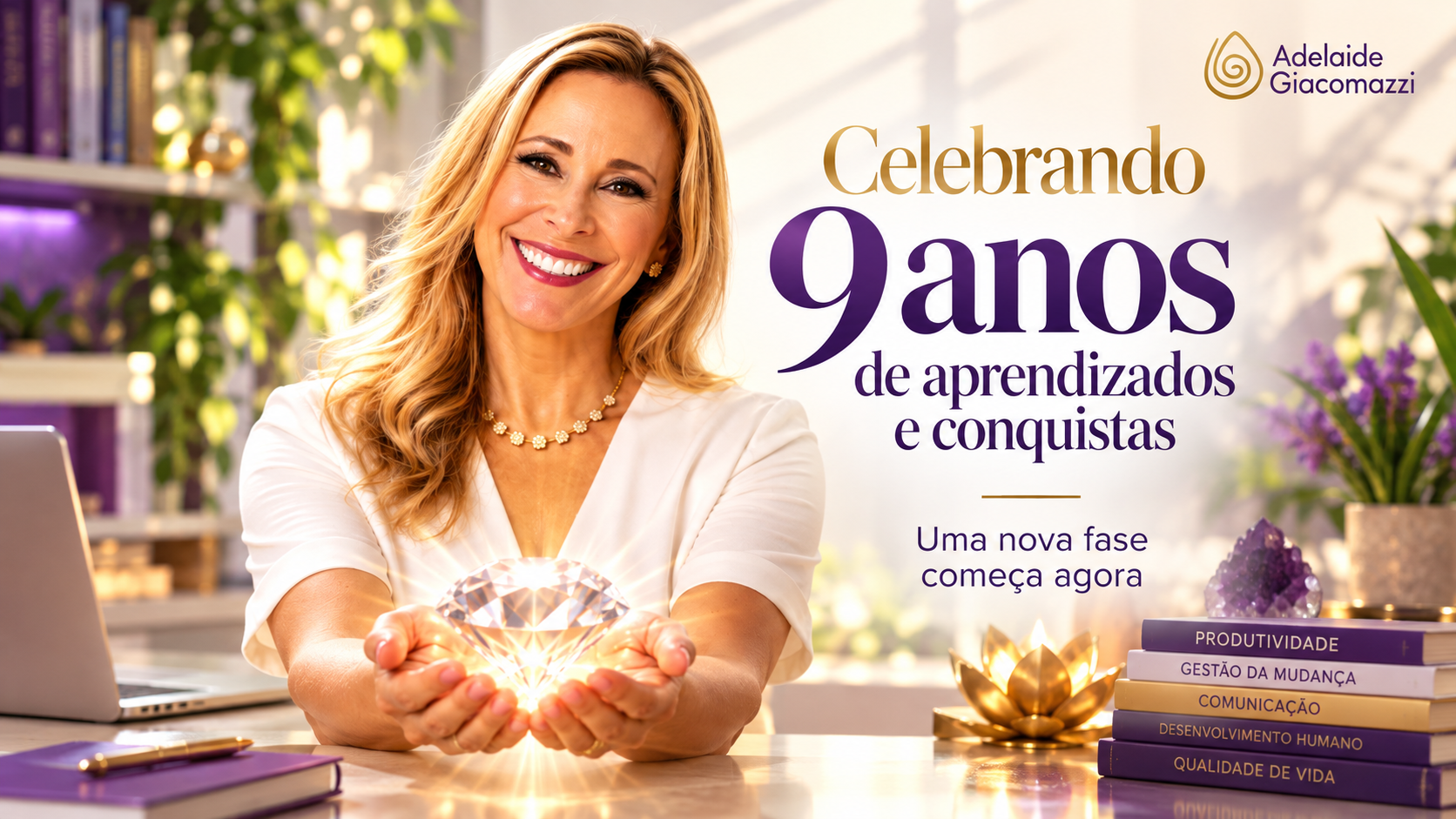 Adelaide Giacomazzi segurando um diamante em comemoração aos nove anos de sua empresa.