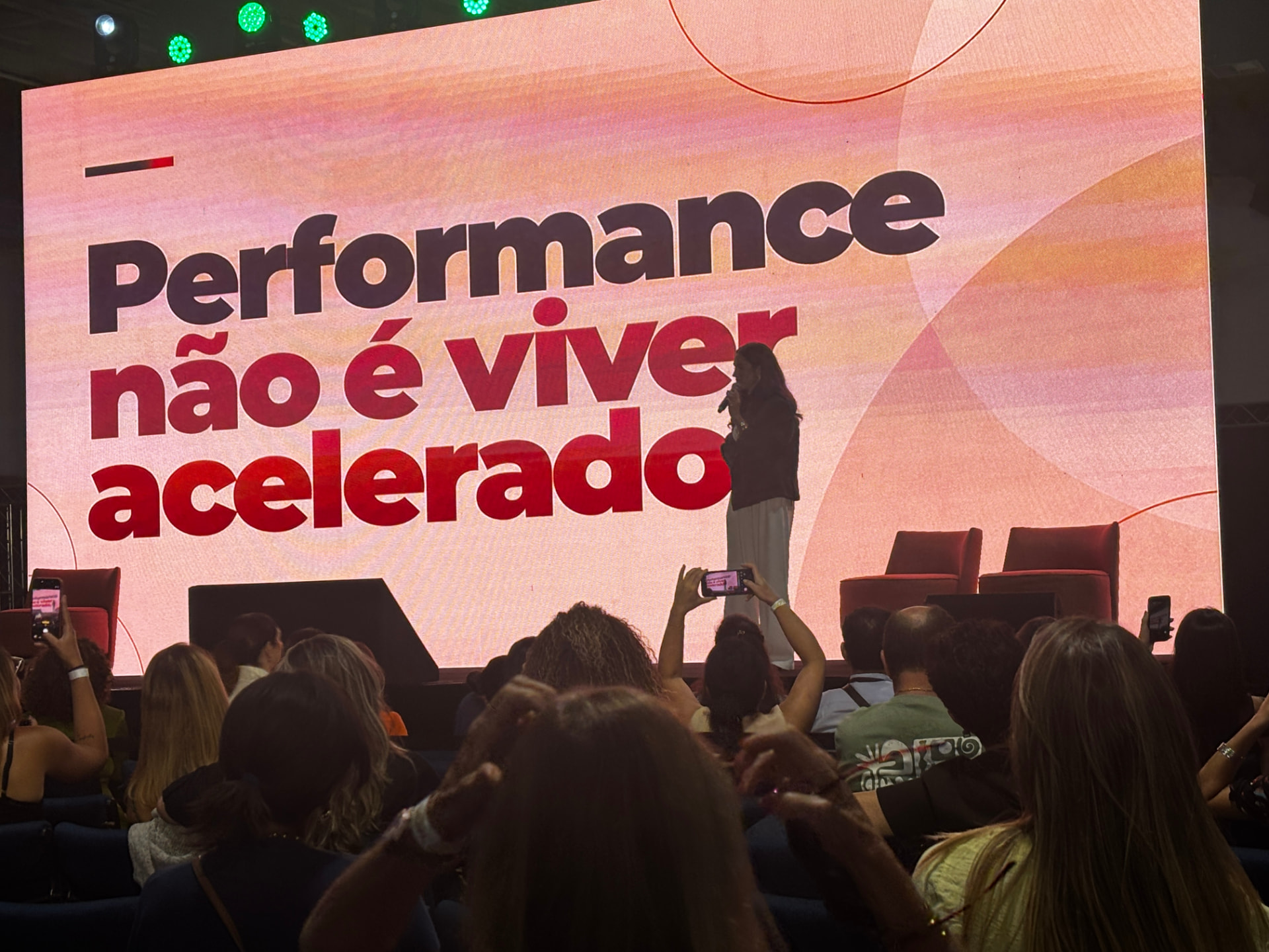 Telão de palestra no Santos Digital Week com a mensagem de que performance não é viver acelerado.